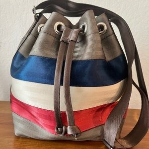 NWOT Harveys Seatbelt Bucket Bag in Blue White & Red